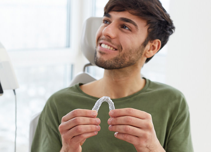 Un chico joven con la ortodoncia invisible de DR SMILE
