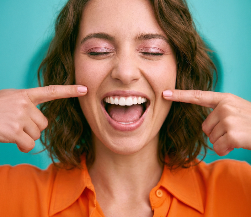 [CRO] Women - Brunette - Case - Looking down - Close eyes - Smile - Orange - Gradient - Background - Desktop