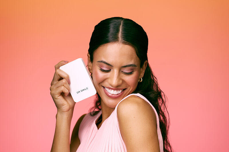 [CRO] Women - Brunette - Case - Looking down - Close eyes - Smile - Orange - Gradient - Background - Desktop