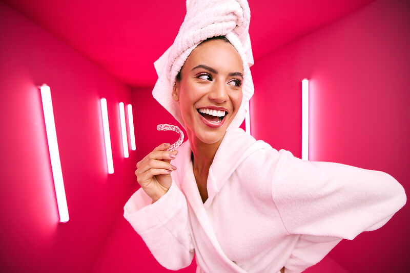 [CRO] Women - Brunette - Towel - Aligner - Bath robe - Looking left - Pink - Light - Background - Desktop