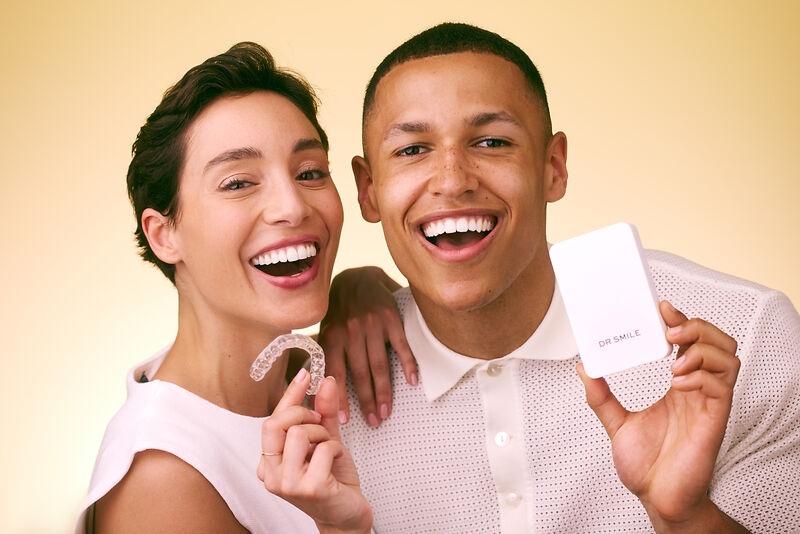 [CRO] Woman - Male - White Clothes - Smile - Case - Aligner - Yellow - Gradient - Background - Desktop