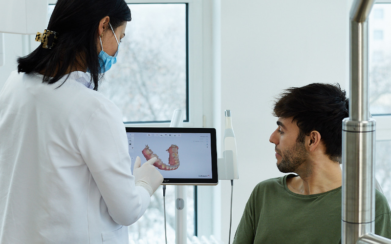 Homme pendant une consultation pour une restauration dentaire par dent sur pivot