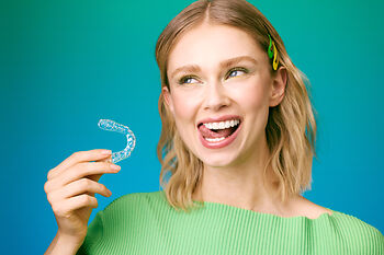 [CRO] Blond - Woman - Tongue - Hand - Aligner - Looking right - Blue - Green - Gradient - Background - Mobile