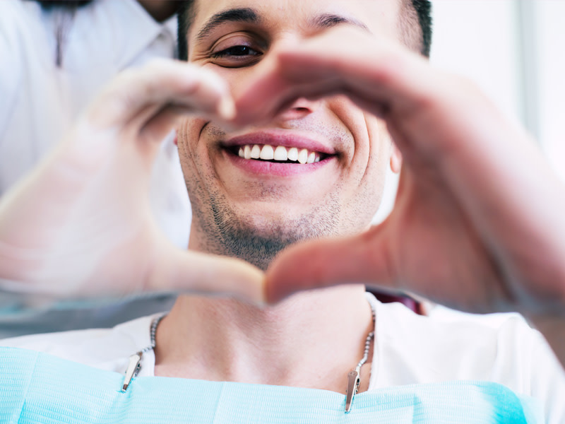Hombre formando un corazón con las manos