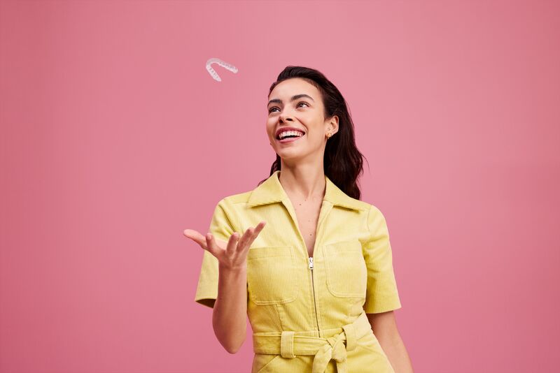 mujer con ortodoncia transparente