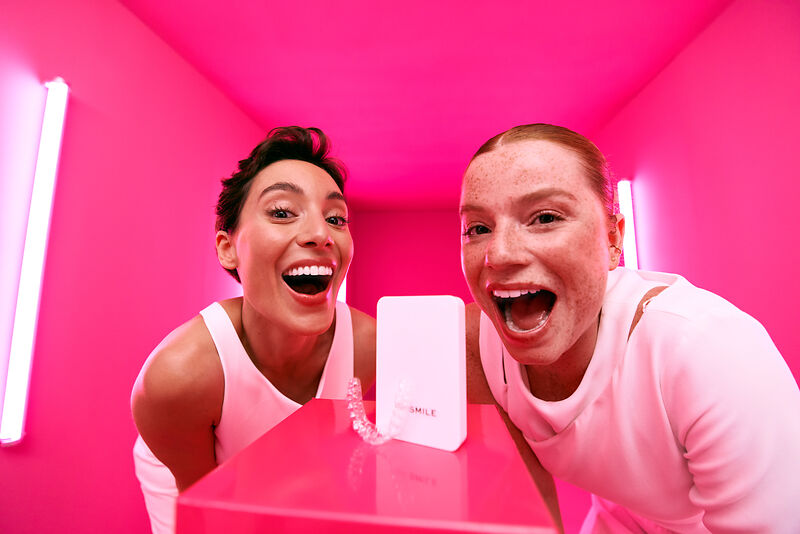 [CRO] Women - Alex - Zoe - White clothes - Aligner - Case - Open Mouth - Pink - Light - Background - Desktop