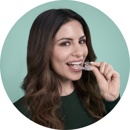 Femme enlevant son aligneur dentaire DR SMILE, image de type bulle