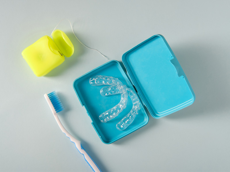 Kit con aparato de ortodoncia nocturno