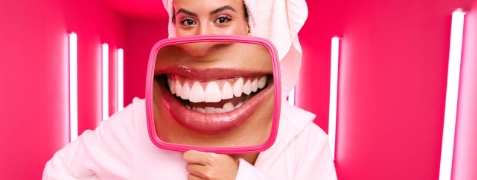 [CRO] Woman - Mirror - Lifestyle - Towel - Big smile - Pink - Background