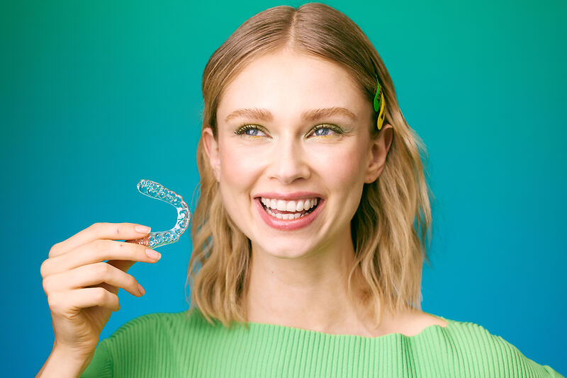 [CRO] Blond - Woman - Aligner - Hand - Looking right - Blue - Green - Gradient - Background - Desktop