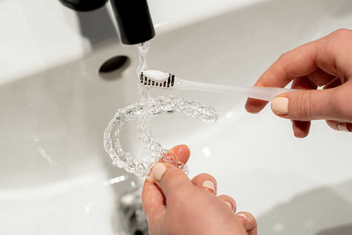 Zahnschiene reinigen Zahnbürste einfache Reinigung