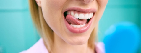 [CRO] Woman - Blonde - Tongue - Teeth - Hand mirror - Blue - Background