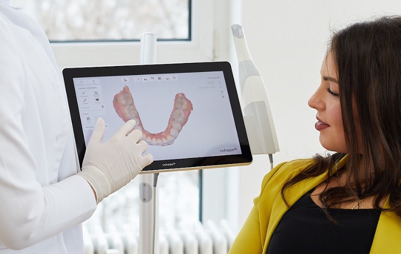 Patiente pendant un rendez-vous chez un dentiste proposant la technologie DR SMILE