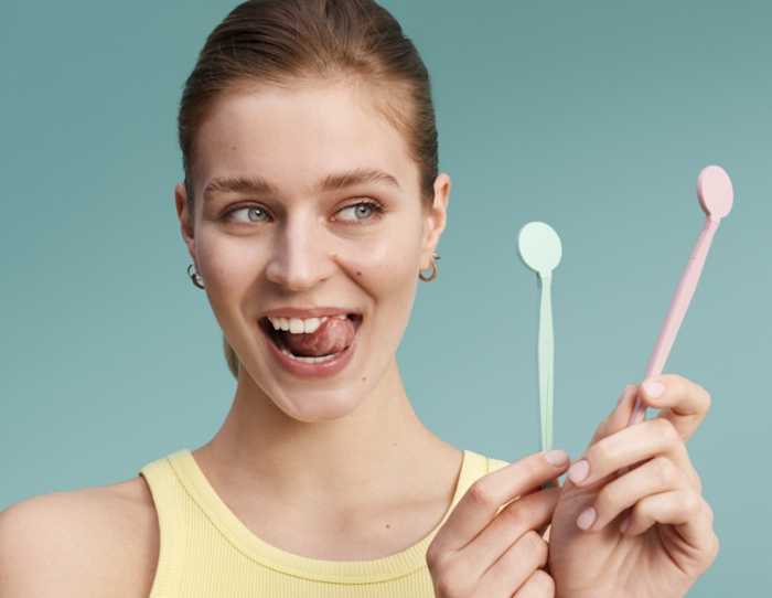 mujer rubia sonriente fondo azul