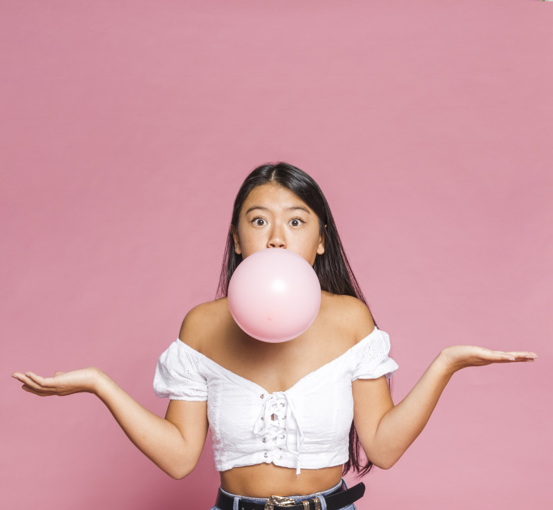 Eine Frau kaut Kaugummi als Jawline Training image by freepik @freepik