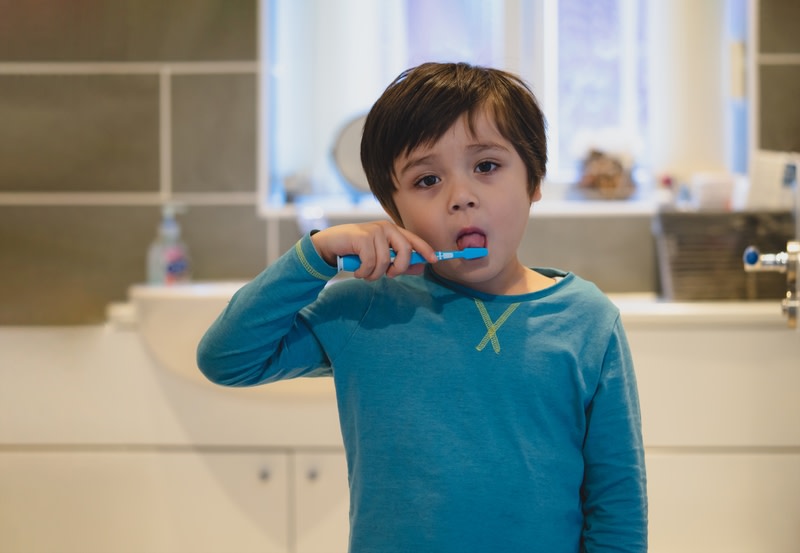 Enfant se brossant la langue