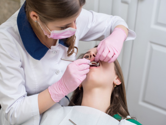 Dentista-arreglando-dientes-de-un paciente