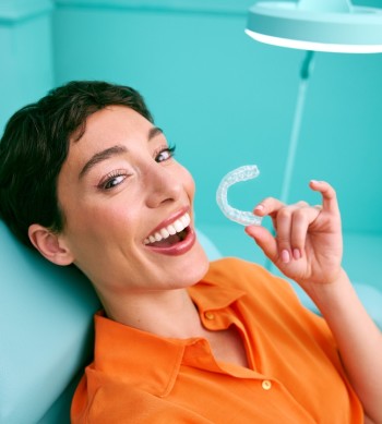 [CRO] HERO - woman - alex - aligner - hand - left - medical - background - Mobile