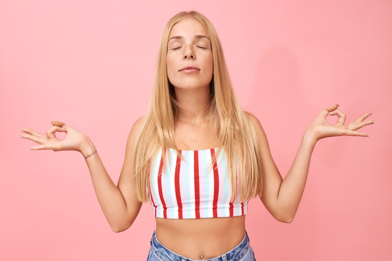 zungenpressen abgewöhnen durch achtsamkeit und meditation by karlyukav @freepik