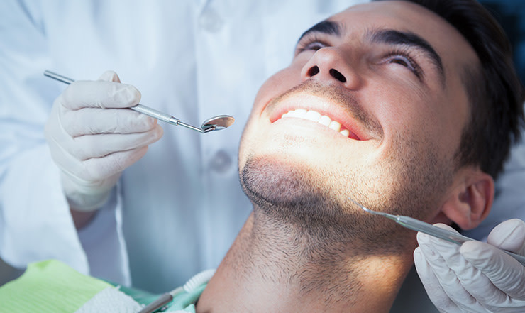 Mężczyzna u stomatologa ubezpieczenie zdrowotne