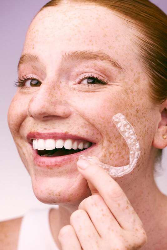 [CRO] Woman - Freckles - Mouth Open - Smile - Profile - Looking right - Aligner - Purple - Gradient - Background - Desktop