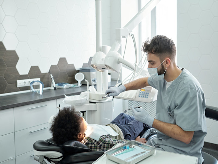 Dentista arreglando mordida abierta
