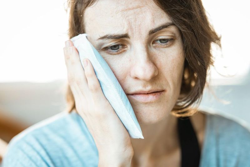 Femme à la rage de dent