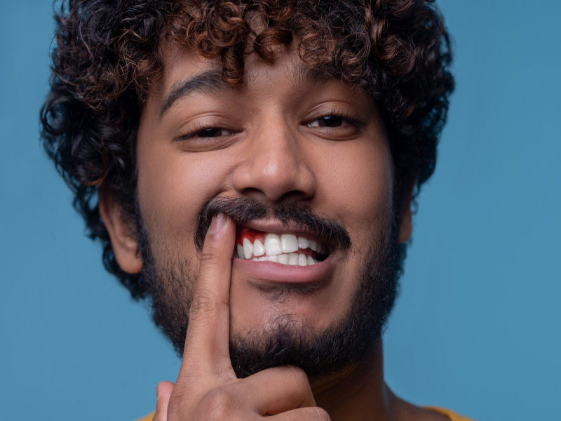 Junge Person mit Zahnfleischschmerzen