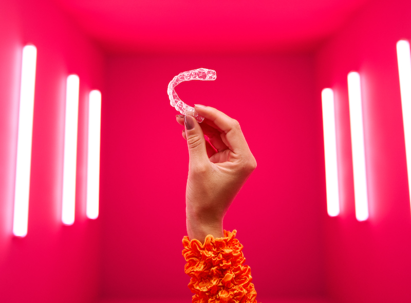 [CRO] - Hand - female - Aligner - up - pink - light - background - desktop