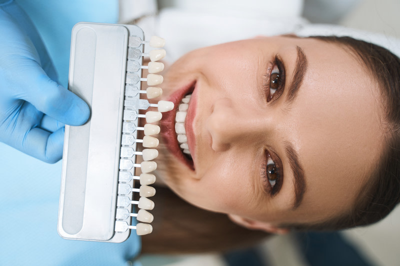 Mujer sonriente eligiendo carillas dentales