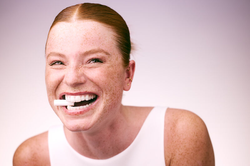 Chica sonriendo mientras usa sus chewies/mordedores