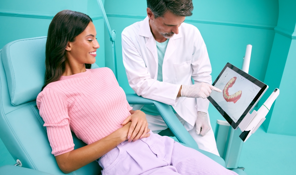 [CRO] Woman - Patient - Man - Dentist - 3D Scan - View - Medical - Background - Desktop