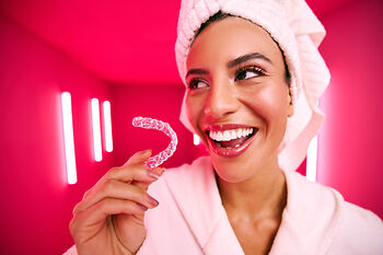 [CRO] Women - Brunette - Towel - Aligner - Bath robe - Looking right - Pink - Light - Background - Mobile