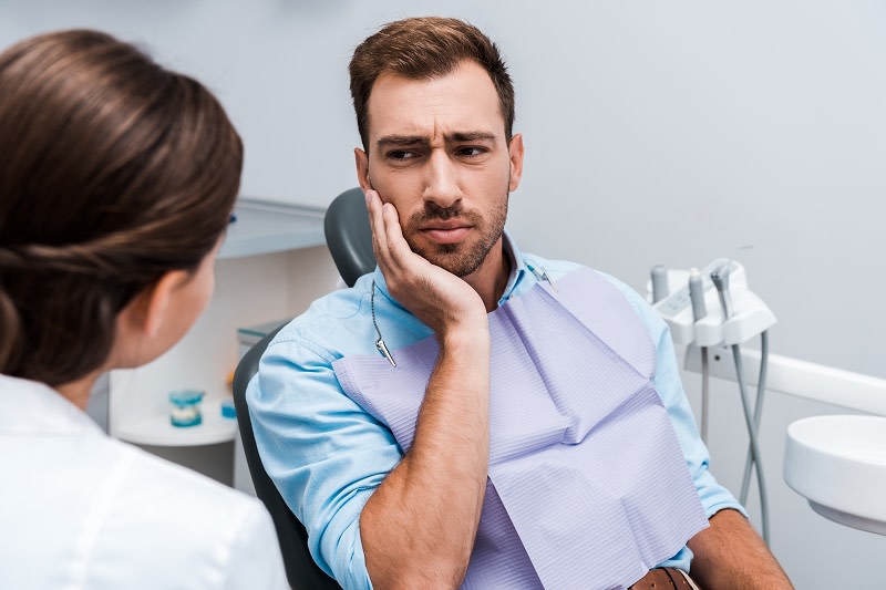 Homme ayant mal aux dents chez le dentiste