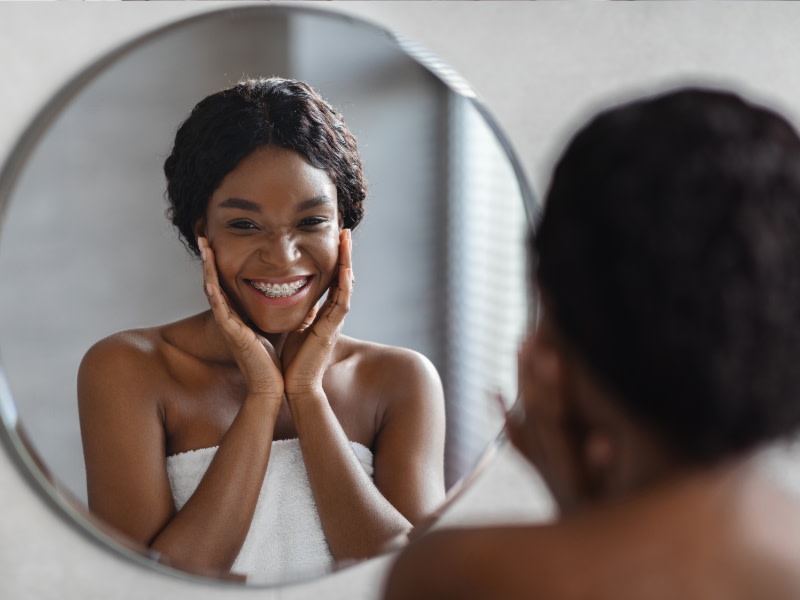 People--girl-smiling-mirror___800x600_all___
