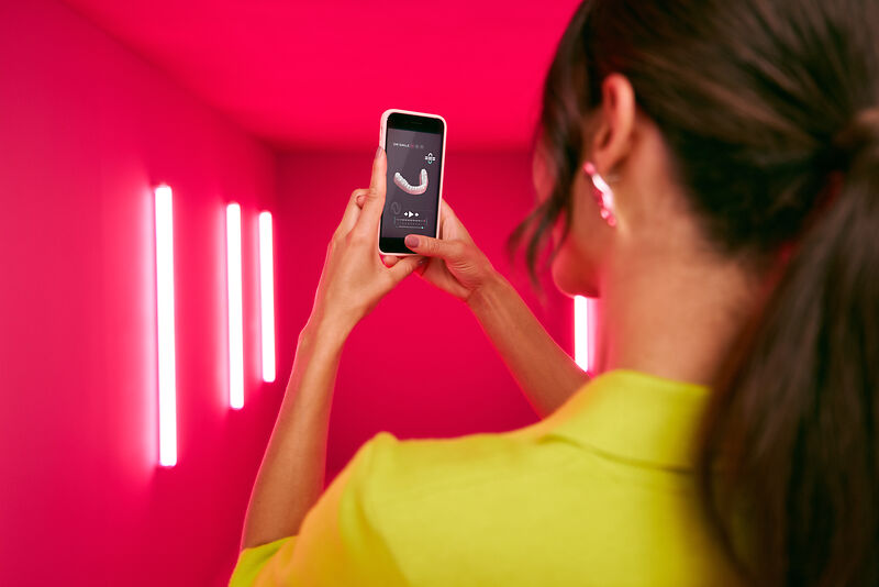 Frau mit DR SMILE App und Behandlungsplan