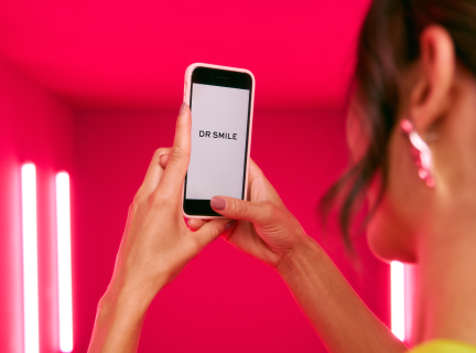 Frau mit DR SMILE App und Behandlungsplan
