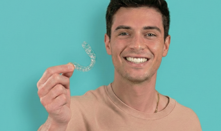[CRO] Woman - Ginger - Interdental brushes - Pink - Looking left - Smile - Freckles - Blue - Background - Mobile