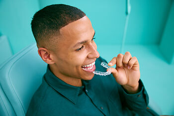 [CRO] Man - Aligner - Looking Profile - Teeth - Dark Green - Blue - Background - Mobile