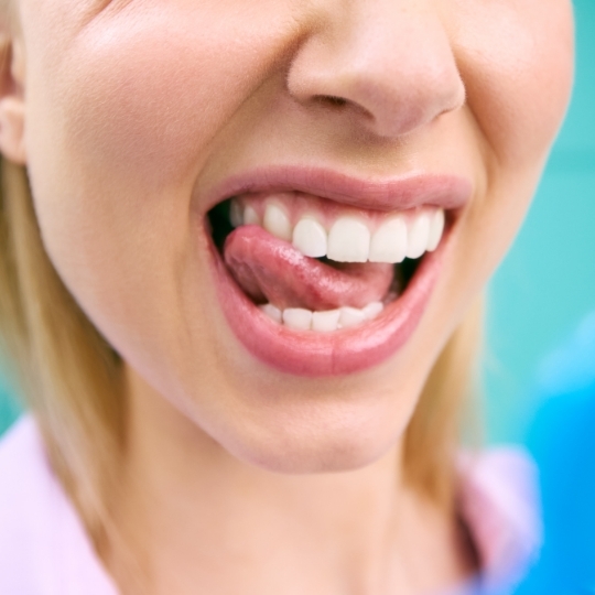 [CRO] Woman - Blonde - Tongue - Teeth - Hand mirror - Blue - Background - Desktop