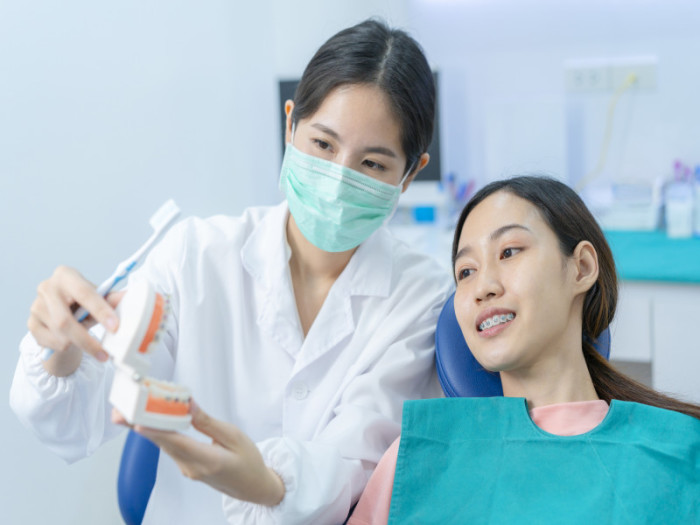 Dentista hablando de tratamiento de ortodoncia