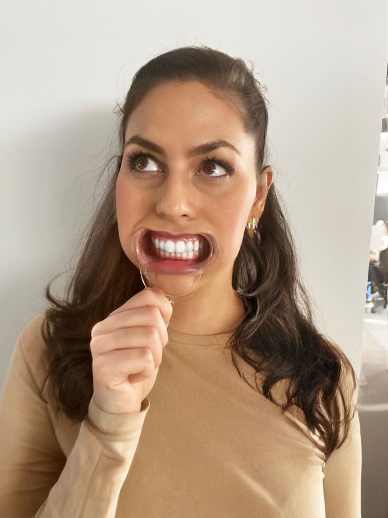 Patiente DR SMILE avec le Smile Assistant, pour prendre des photos de sa dentition pendant le traitement DR SMILE