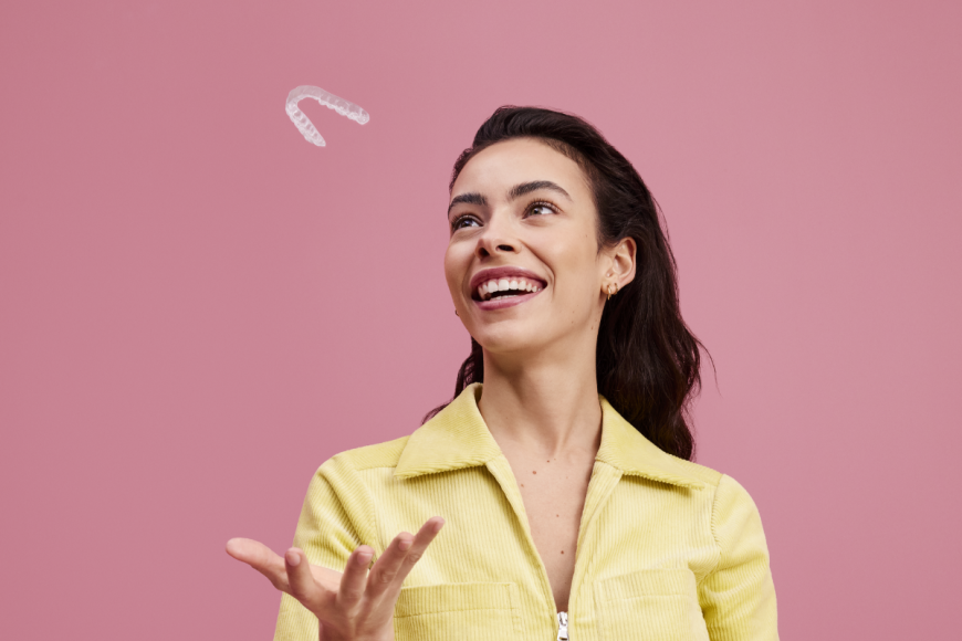 Frau, die ihren DR SMILE Aligner entfernt hat