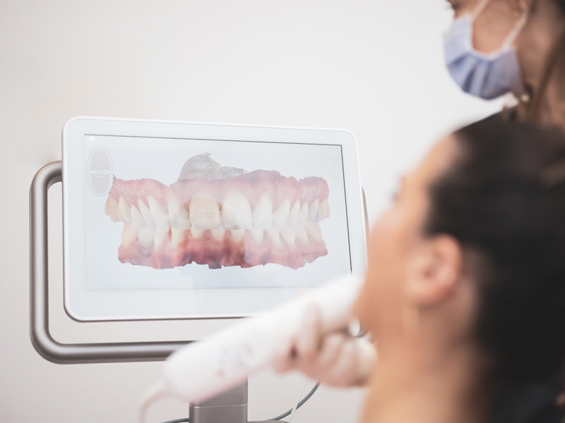 Perfil de una chica mirando a un escáner 3d de su boca