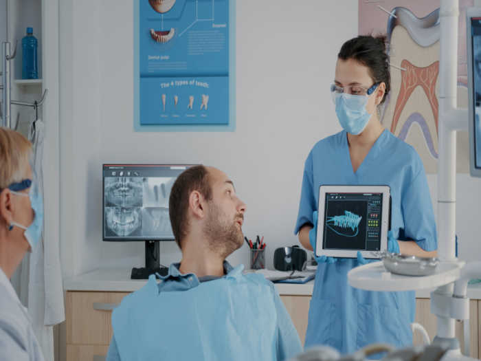 Dentistas con radiografia