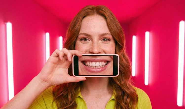 [CRO] Woman - Mirror - Lifestyle - Towel - bathrobe - Big smile - Pink - Background - Mobile