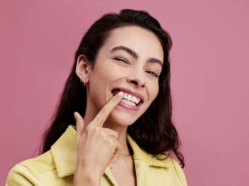 Cliente de DR SMILE con dientes rectos gracias a la ortodoncia invisible