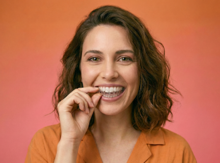 [CRO] Women - Brunette - Left Perfil - Aligner - Zoom - Close up - Smile - Orange - Gradient - Background - Mobile