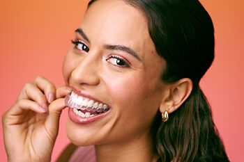 [CRO] Women - Brunette - Left Perfil - Aligner - Zoom - Close up - Smile - Orange - Gradient - Background - Mobile