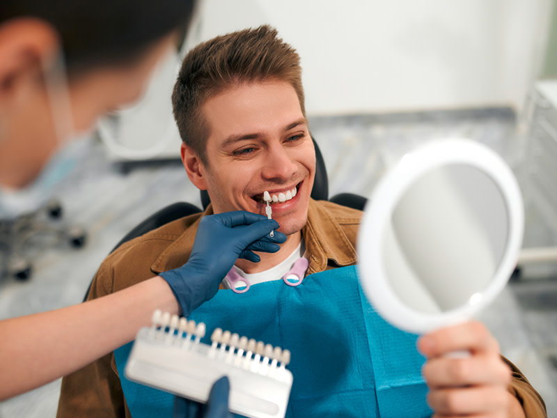 Hombre eligiendo carillas dentales